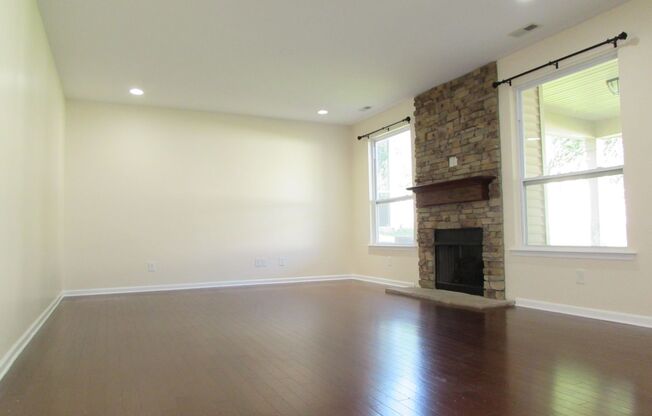 Grand 5 Bed/ 4 Bath Home - Waterlynn Subdivision - Chef's Kitchen - Sunroom - Covered Back Deck - Community Pool