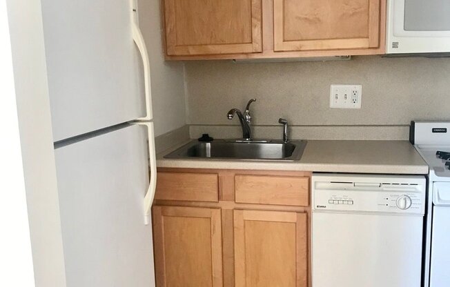 Studio, 1 bath, 400 sqft, $1,099, Unit 9E