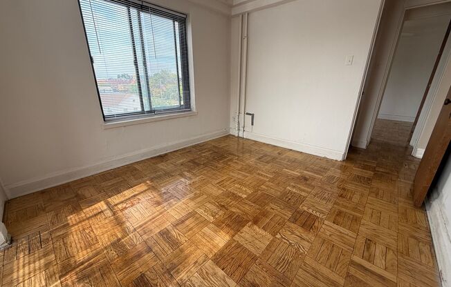 2 beds, 1 bath, $1,295, Unit 410