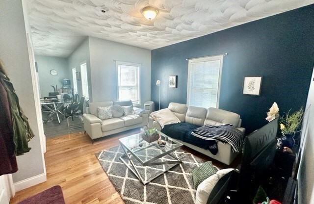 3 beds, 1 bath, $3,500, Unit 2R