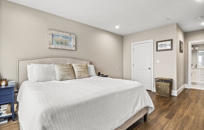2 beds, 2 baths, 1,300 sqft, $4,650, Unit 14