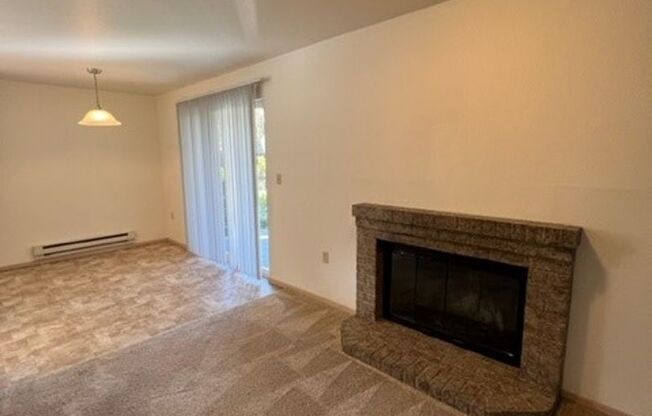 2 beds, 1 bath, 915 sqft, $1,635, Unit 411