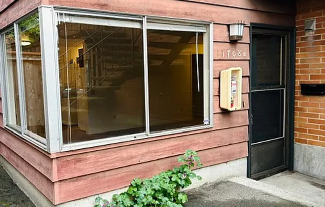 2 BD/ 1 BA ground level unit in triplex. Prime Ballard location!
