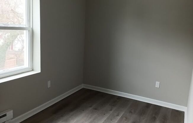 2 beds, 1 bath, 900 sqft, $1,275, Unit Unit 5