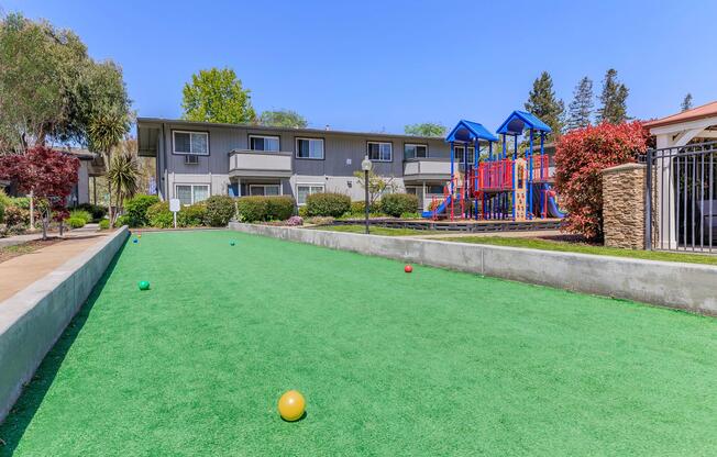 a group of lawn chairs sitting on top of a green yard