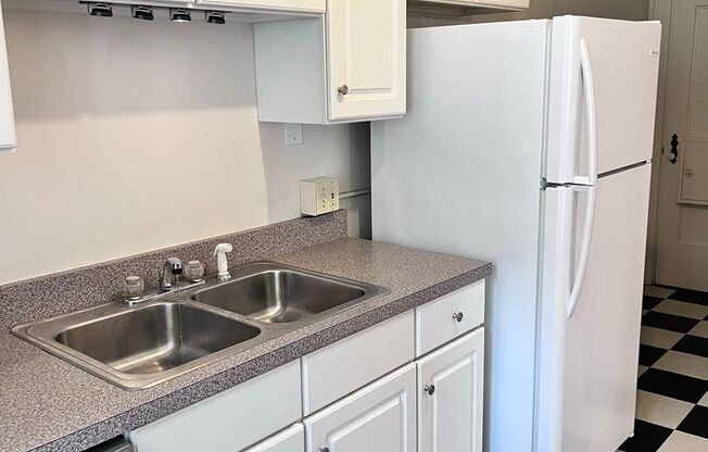 2 beds, 1 bath, 1,050 sqft, $1,695, Unit 01