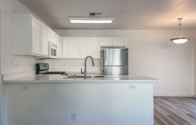 3 beds, 2 baths, $1,900, Unit 490-03