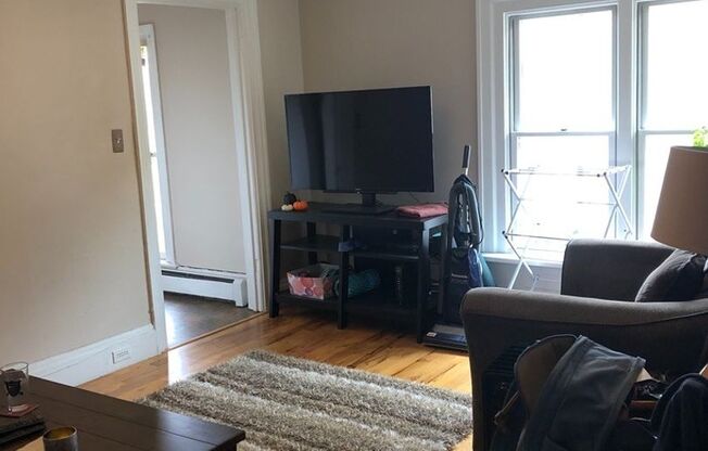 3 beds, 1 bath, $3,600, Unit 02