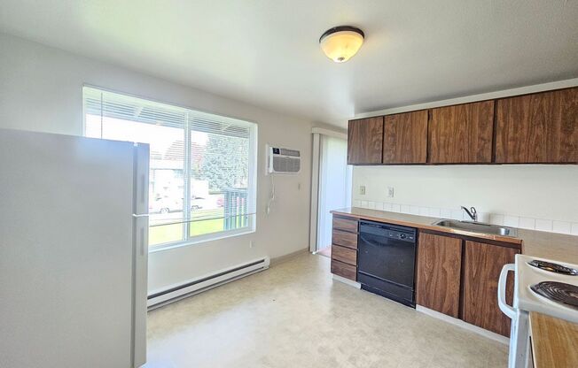 2 beds, 1 bath, 594 sqft, $1,095, Unit 32