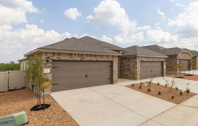 GORGEOUS 3 BEDROOM DUPLEX LOCATED IN CONVERSE, TX!