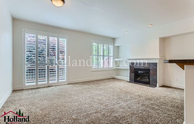 Wonderful 3 Bed 3 Bath Townhouse in  Hillsboro!