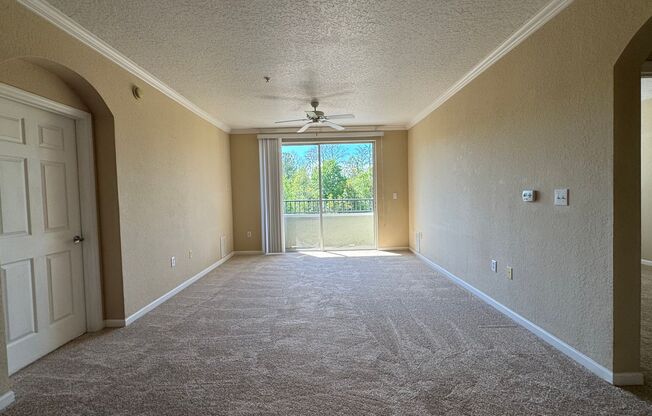 3rd Floor 2 bed/ 2 Bath Condo in Villa Medici with Detached Garage!