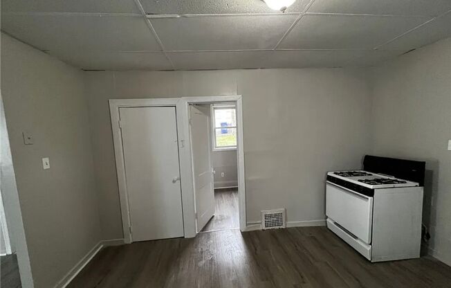 2 beds, 1 bath, $775, Unit Down