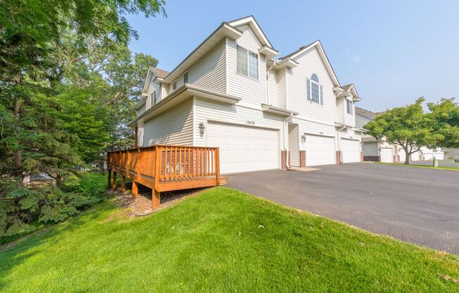 Fantastic 3 bed 3 bath townhome in Coon rapids!