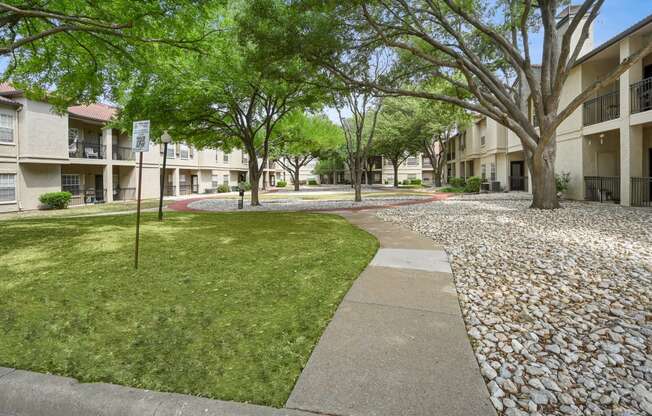 a view of the courtyard at the whispering winds apartments in pearland, tx