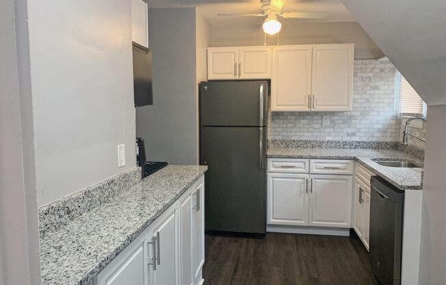 Beautiful Apartments in Mariemont Square!