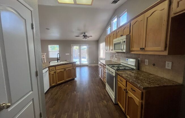 1795 SHAVER LAKE AVE 3 BEDROOM 2 BATHROOM WITH BONUS ROOM- TULARE