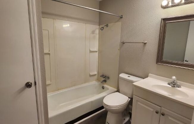 2 beds, 1 bath, 880 sqft, $750, Unit 111 Barton Street #41