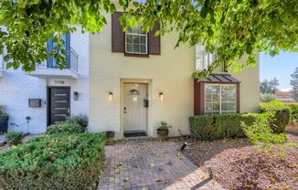 Beautifully partially furnished townhome in Las Vegas Country Club