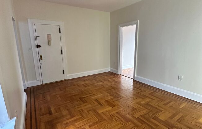 2 beds, 1 bath, $2,700, Unit 1F