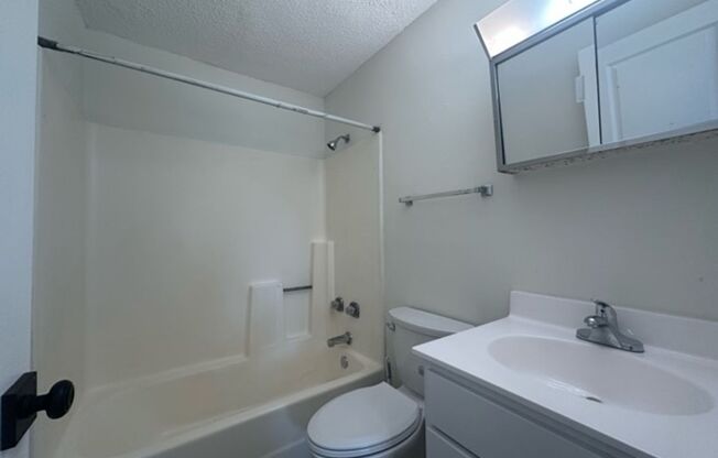 2 beds, 1 bath, 752 sqft, $925, Unit Unit 1