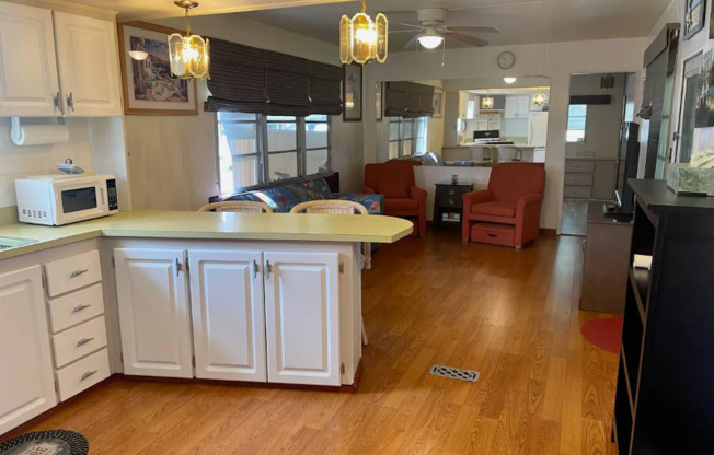 825 W COLONIAL CIR