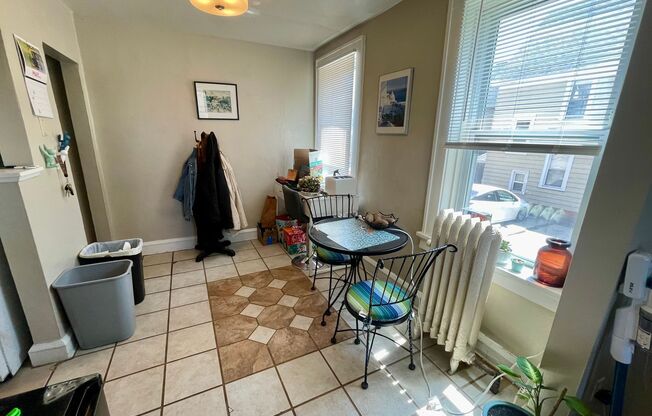 2 beds, 1 bath, $1,045, Unit 17