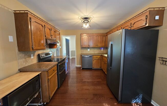 3 beds, 2.5 baths, $2,595