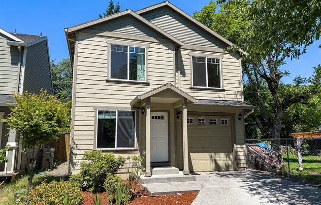 Fabulous 4 Bedroom 2.5 bath house on Private Street End Cul-De-Sac in the Powellhurst-Gilbert Neighborhood-SE Portland!