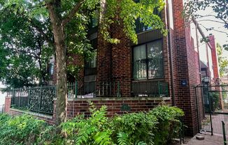 Lincoln Park - 1 Bed / 1 Bath - Fireplace - Dog Friendly