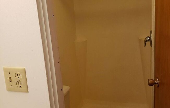 1 bed, 1 bath, 420 sqft, $585, Unit 82732