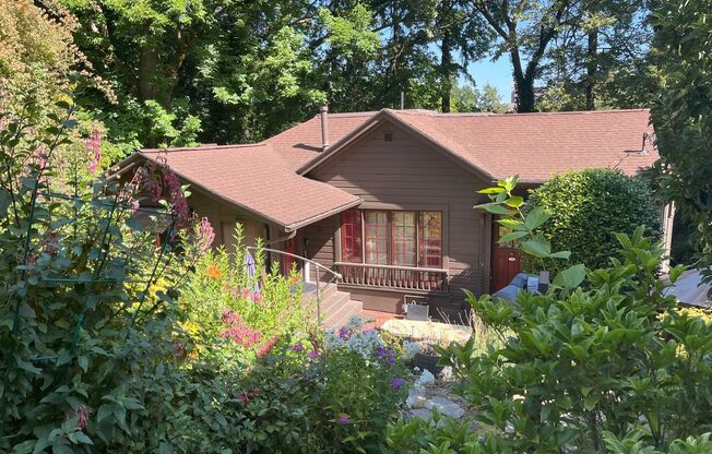 Historic 2-Bedroom Home with Vintage Charm: A Nature Lover’s Retreat in the City!