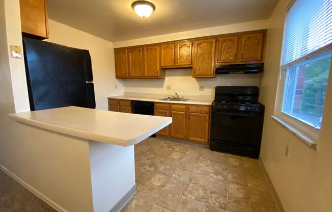 2BR Townhome at Regency Place! Spacious Rooms, Integral Garage & Yard! Tour Today!
