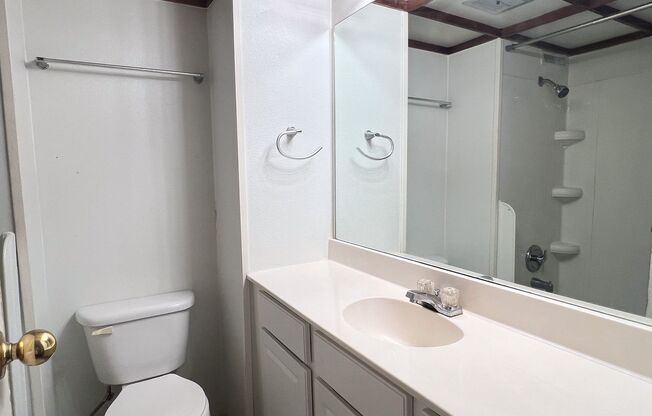 2 beds, 1 bath, 784 sqft, $1,100, Unit 1812 3W