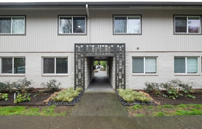 2 beds, 1 bath, 870 sqft, $1,775, Unit 72-22