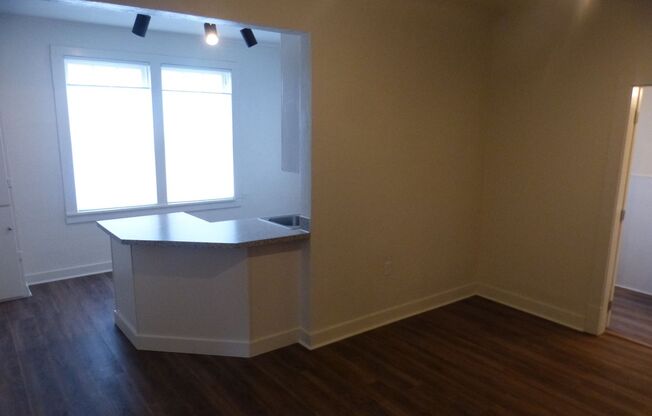 2 beds, 1 bath, $1,500, Unit Unit - 11