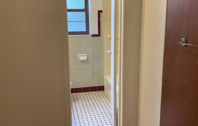 Studio, 1 bath, 487 sqft, $1,275, Unit Fifth 108