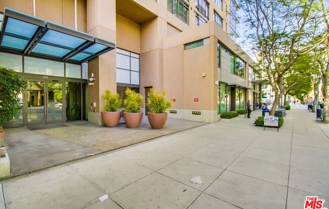 1 bed, 1 bath, 800 sqft, $2,550, Unit 819
