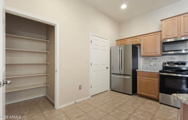 Top Floor 2/2 Condo 1300 SF Condo plus den