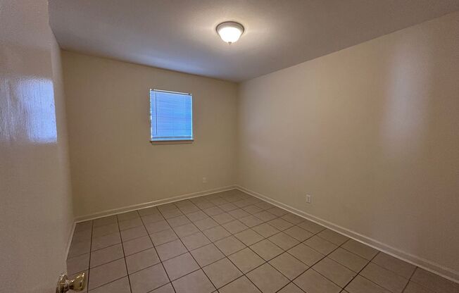 3 beds, 1 bath, $1,000