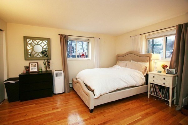 2 beds, 1 bath, 890 sqft, $3,100, Unit 14