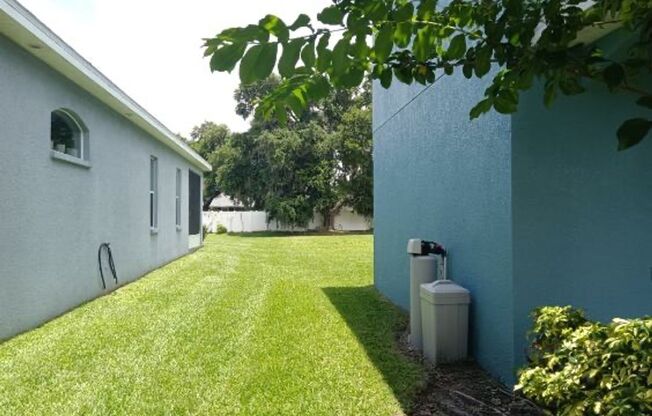 Spacious 4-Bedroom 2 Bathroom Apartment for Rent! 2064 Sqft home.