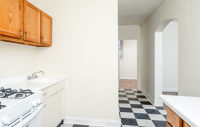 2 beds, 1 bath, 800 sqft, $1,275, Unit 10-B2