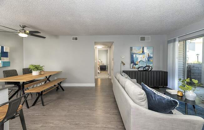 Living and dining l Vue at the Lake in Sacramento