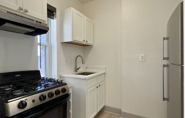 2 beds, 1 bath, $895, Unit 3B