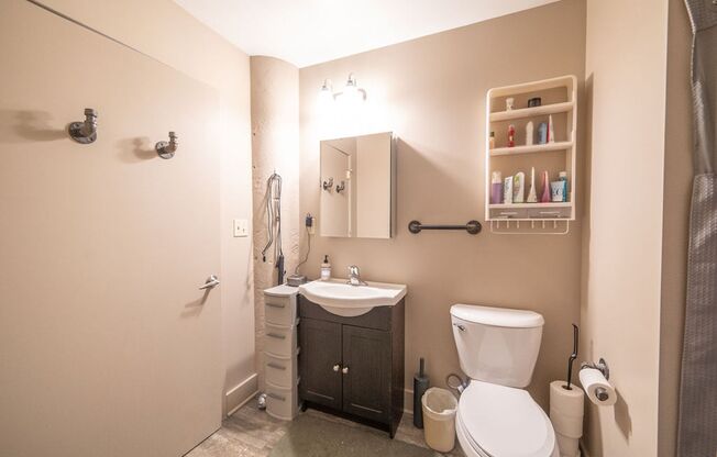 3 beds, 3 baths, $2,500, Unit 107 - C