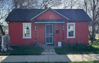 One Bedroom Cottage Available in Louisville!