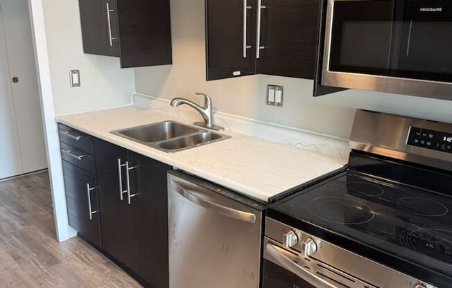 2 beds, 1.5 baths, 930 sqft, $1,629, Unit 202