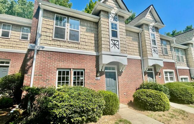 Welcome to this stunning 3-bedroom, 2.5-bathroom Townhouse, located in the vibrant city of Charlotte, NC.