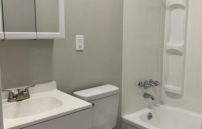 3 beds, 1 bath, 960 sqft, $1,250, Unit 209